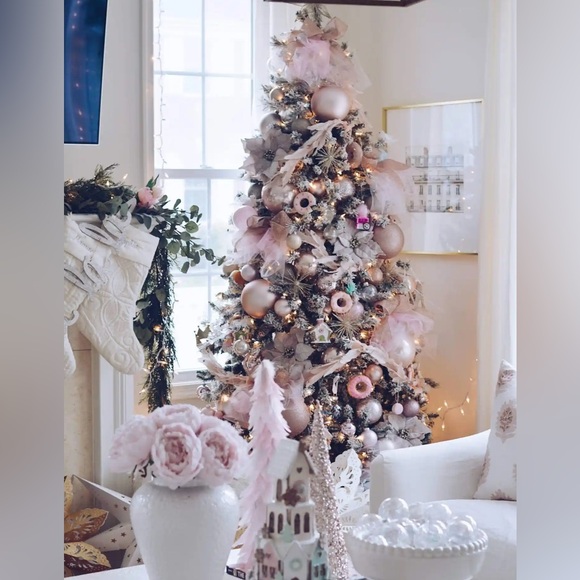 Christmas in Pink - Picture 2 of 12